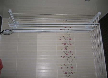 Vägg- och takmonterad torktumlare för badrummet