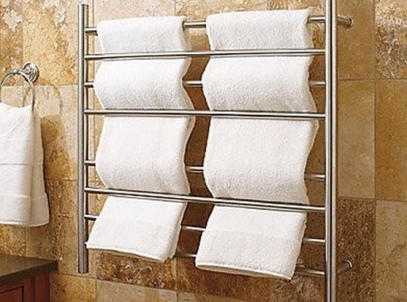 Väggmonterad torktumlare i badrummet 