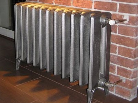 Radiateur en fonte pour le chauffage de la salle de bains