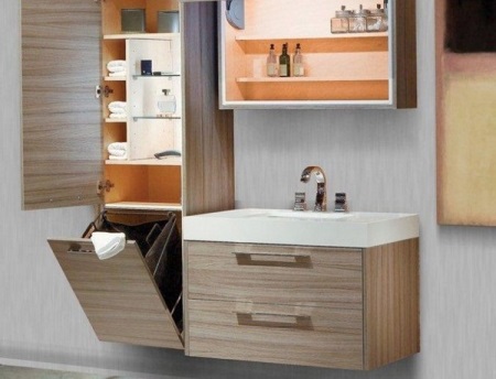 Požadavky na toaletní skříňku s košem na prádlo v koupelně.