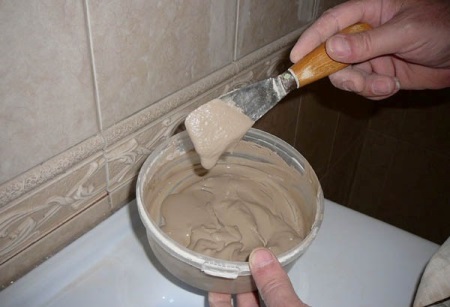 Skiedinio sąnaudos skiediniui tarp plytelių sandarinti 1 kvadratiniam metrui