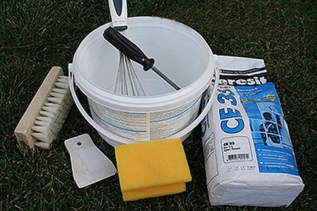 Siūlių cementinio skiedinio medžiagos ir įrankiai