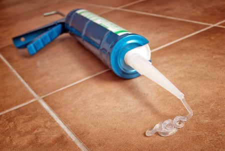 Átlátszó fürdőszobai tömítőanyag