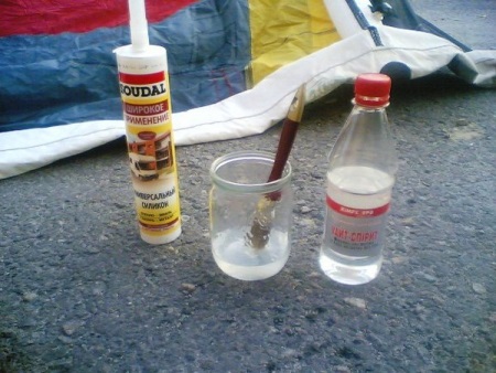 Įrankiai silikoniniam hermetikui nuo kūno, drabužių ir įvairių kitų paviršių pašalinti