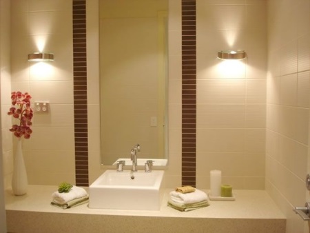 Luci affiancate da uno specchio da bagno