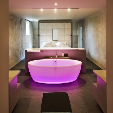 Vaaleanpunainen kylpyammeen valaistus