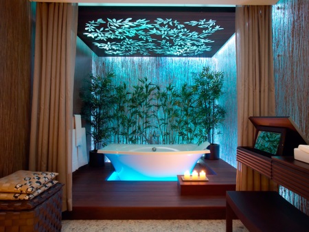 Valaistu kylpyamme, jossa on erittäin kaunis kylpyamme