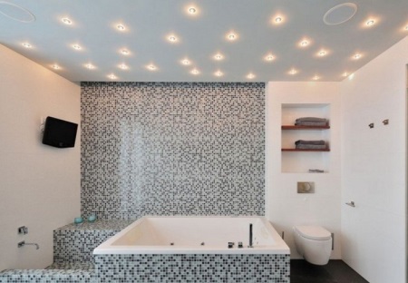 Ehdotuksia kylpyhuoneen upotettujen valaisimien valintaan