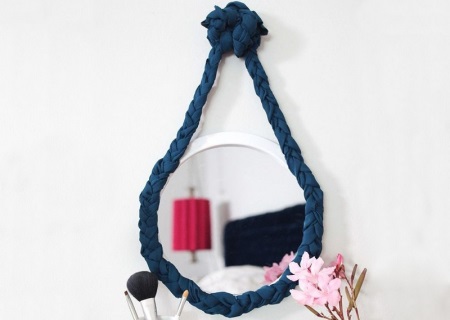 Cornice in tessuto per lo specchio del bagno