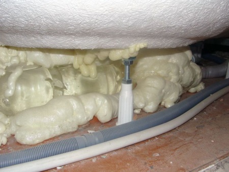 Закрепване на ваната с монтажна пяна