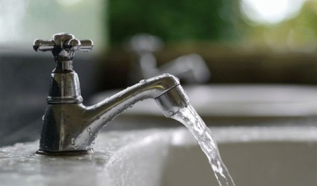 Sekoitushana, jossa vesi on päällä - Kylpyammeen vedenkulutus