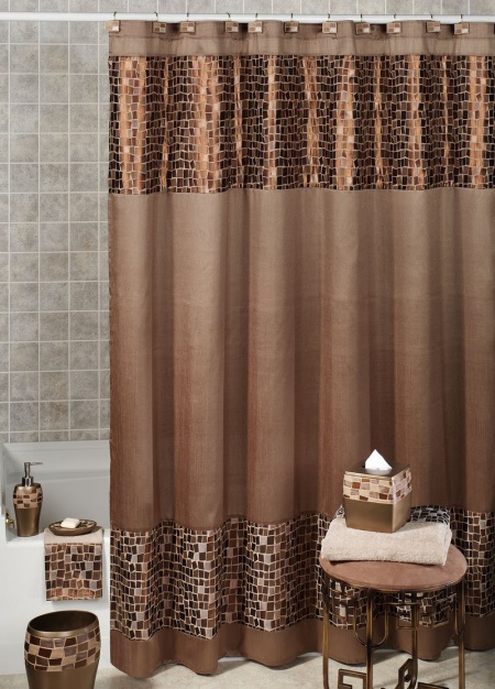 Conception de salle de bains avec rideau de douche en tissu et accessoires