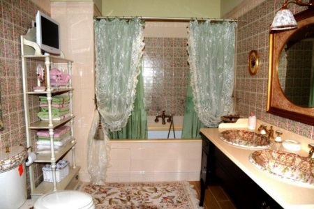 Rideaux de salle de bains en tissu - comment les accrocher