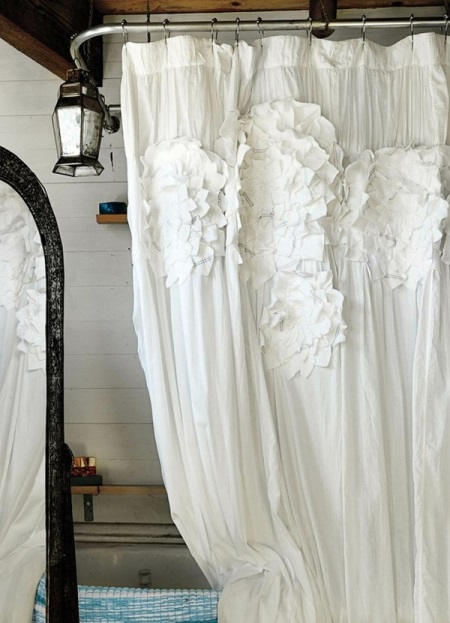 Rideau de salle de bains en tissu blanc à motifs floraux