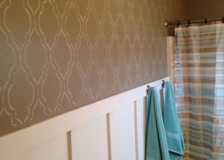 Kuldne šabloonimine pruunile vannitoaseinale