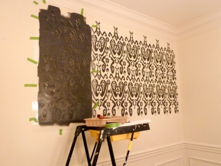 Stenciling vannitoa seinad 