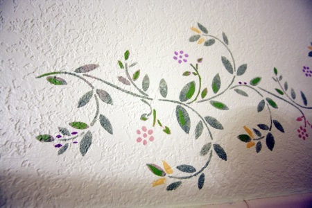 Värviline šabloon valgel vannitoa seinal