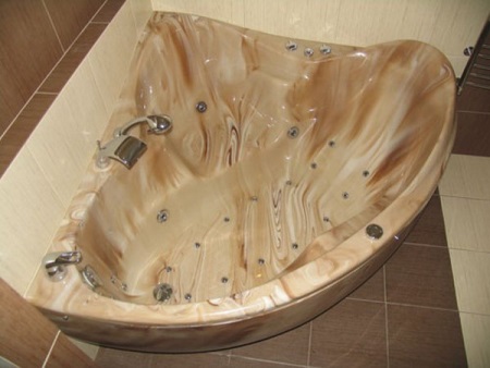 Baignoire triangulaire en pierre naturelle