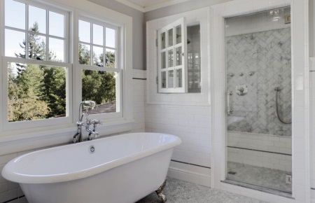 Décor de salle de bains scandinave - baignoire et douche blanches