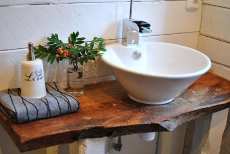 Meubles en bois dans une salle de bains scandinave