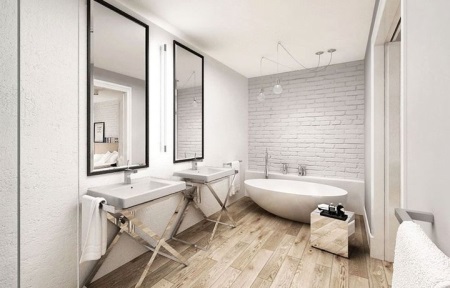 Miroirs encadrés, lavabos en bois et sols en bois sont les caractéristiques d'une salle de bains scandinave.