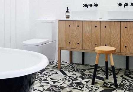 Salle de bains scandinave - murs blancs et motifs nationaux sur le sol.