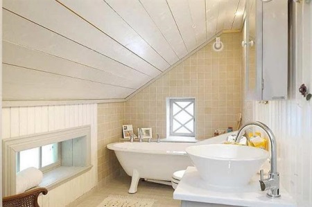 Murs combinés carrelés avec des lattes de bois dans une salle de bains de style scandinave