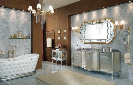 Bagno in stile barocco argento-oro con un grande specchio e una cornice
