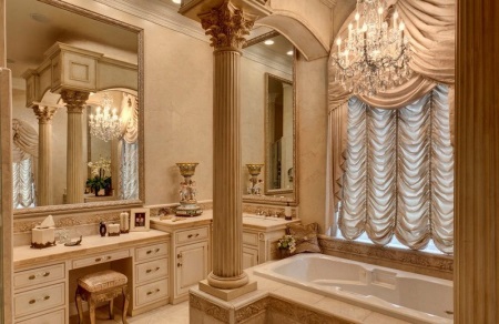 Colonne di marmo nel bagno barocco
