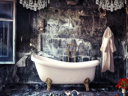 Finitura barocca scura della parete del bagno con infissi bianchi