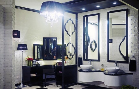 Faretto, lampadario e applique in un bagno barocco bianco e blu