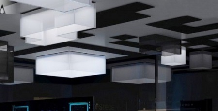 Usædvanlige loftslamper i et high-tech badeværelse