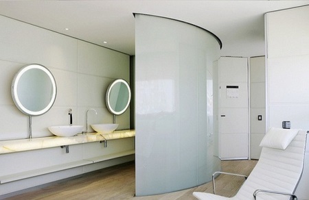 Usædvanligt badeværelse interiør i højteknologisk stil