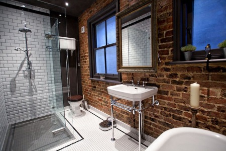 Bagno nel loft - Muri di mattoni, accessori semplici