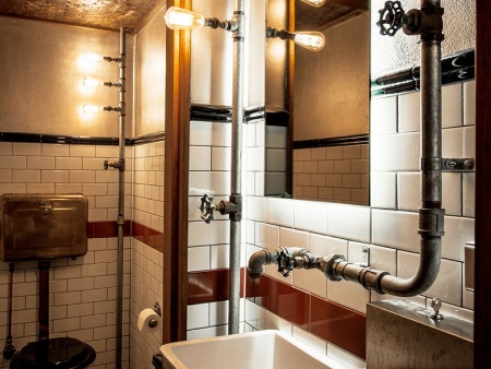 Bagno in stile loft - lampade ordinate, servizi aperti