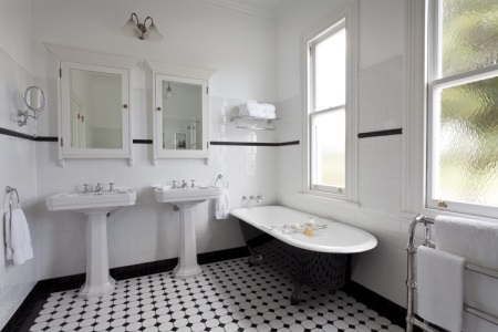 Casa de banho e banheira em estilo retro por casas de banho Imperial