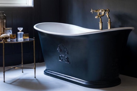 Banheira de ferro fundido no interior da casa de banho retro