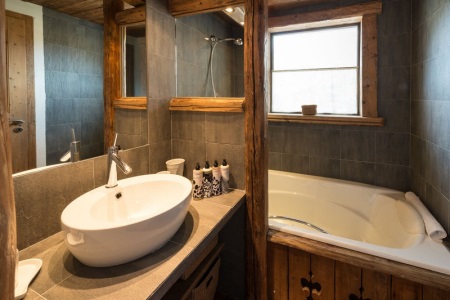 Badrum i stugan - kombination av sten och trä