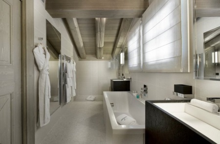 Badrum i chalet - lugnt grått/vitt, trä och sten