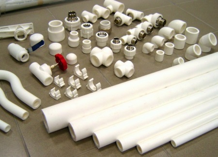 Preparati fatti a mano per sostituire i tubi dell'acqua nel bagno