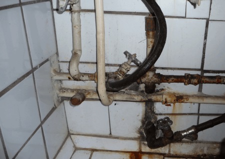 Smontare i vecchi tubi nel bagno con le proprie mani