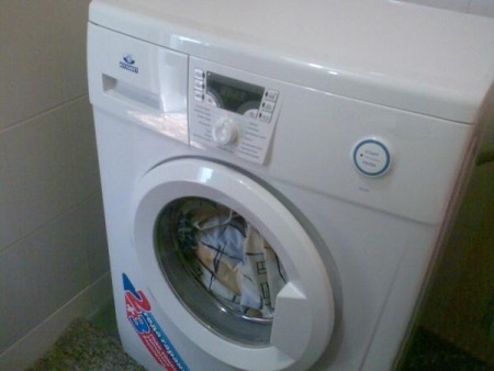 Vasketøj, der blev efterladt i vaskemaskinen, da strømmen blev afbrudt