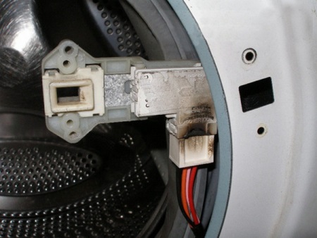 Brækkede låse for vaskemaskinens dørlås 