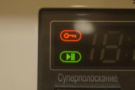 Låsefunktion for vaskemaskinens dør i form af en nøgle på skærmen