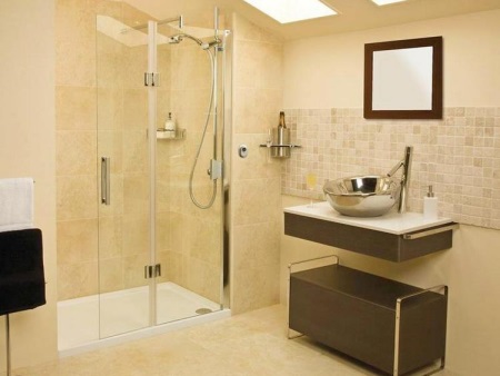 Sprchový kout s nízkou obdélníkovou sprchovou vaničkou a skleněnými dveřmi