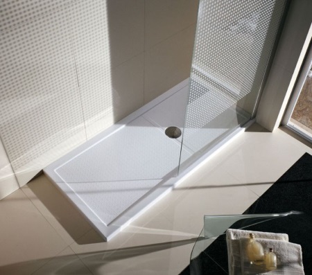 Rohový sprchový kout s nízkou akrylátovou sprchovou vaničkou a jednou skleněnou přepážkou