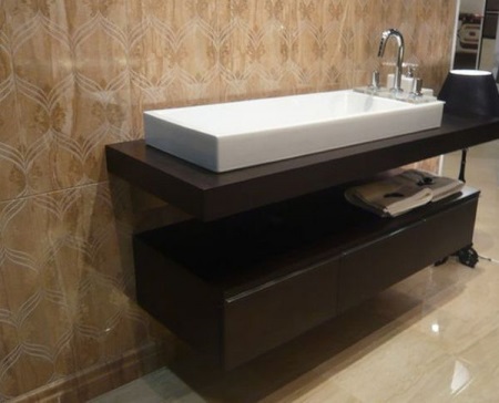 Rankų darbo pakabinama neįprasta spintelė su praustuvu 