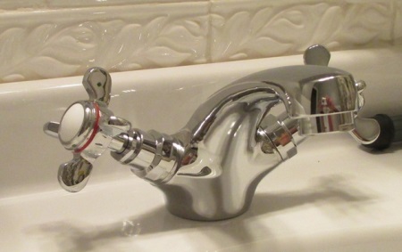 Rankų darbo kriauklės spintelės maišytuvas, skirtas vonios kambaryje kabančiam praustuvui