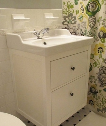 Rankų darbo pakabinama spintelė su praustuvu vonios kambaryje