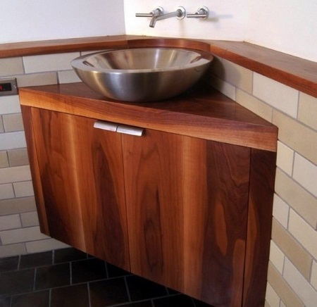 Kampinė sieninė spintelė su apvaliu įleistiniu praustuvu vonios kambaryje